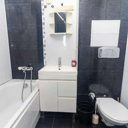 Cosy 2 Bedroom At An Excellent Location Apartment *